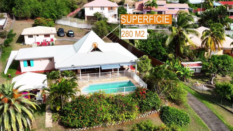 Maison de location mise en valeur par drone