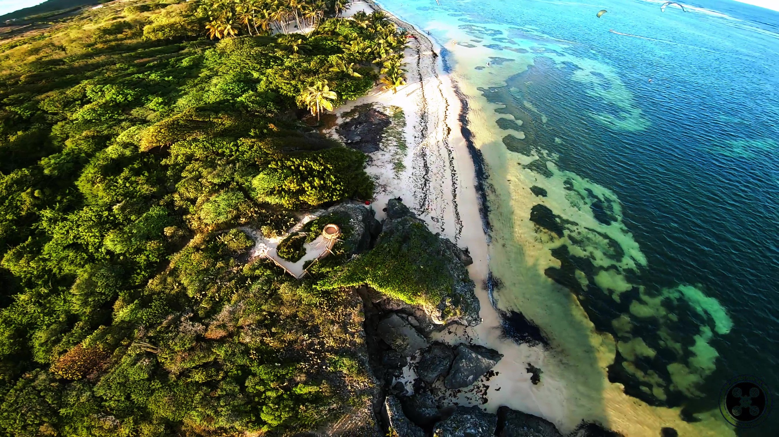 prise de vue de la plage "cap chevalier" effectuée par drone stabilisé